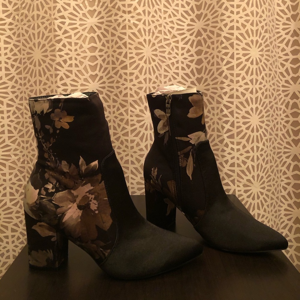 NWT Boutique Black Floral Print Metallic Booties - Picture 5 of 16